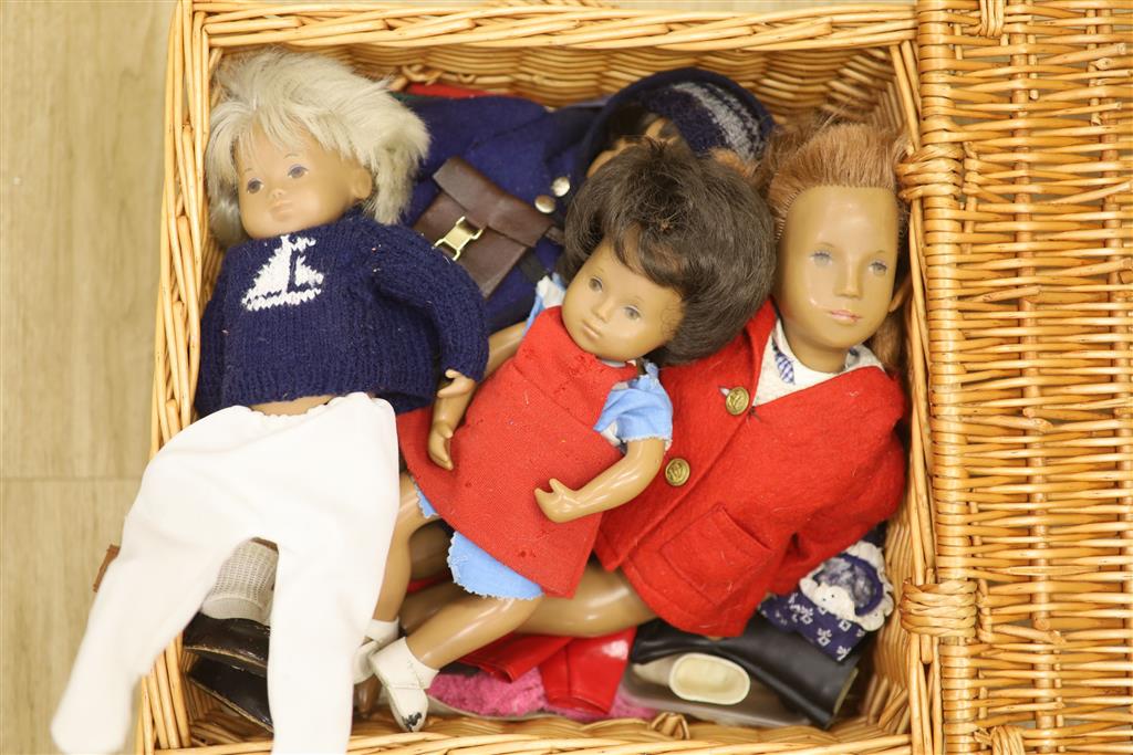 Four Sacha dolls and a collection of clothes
